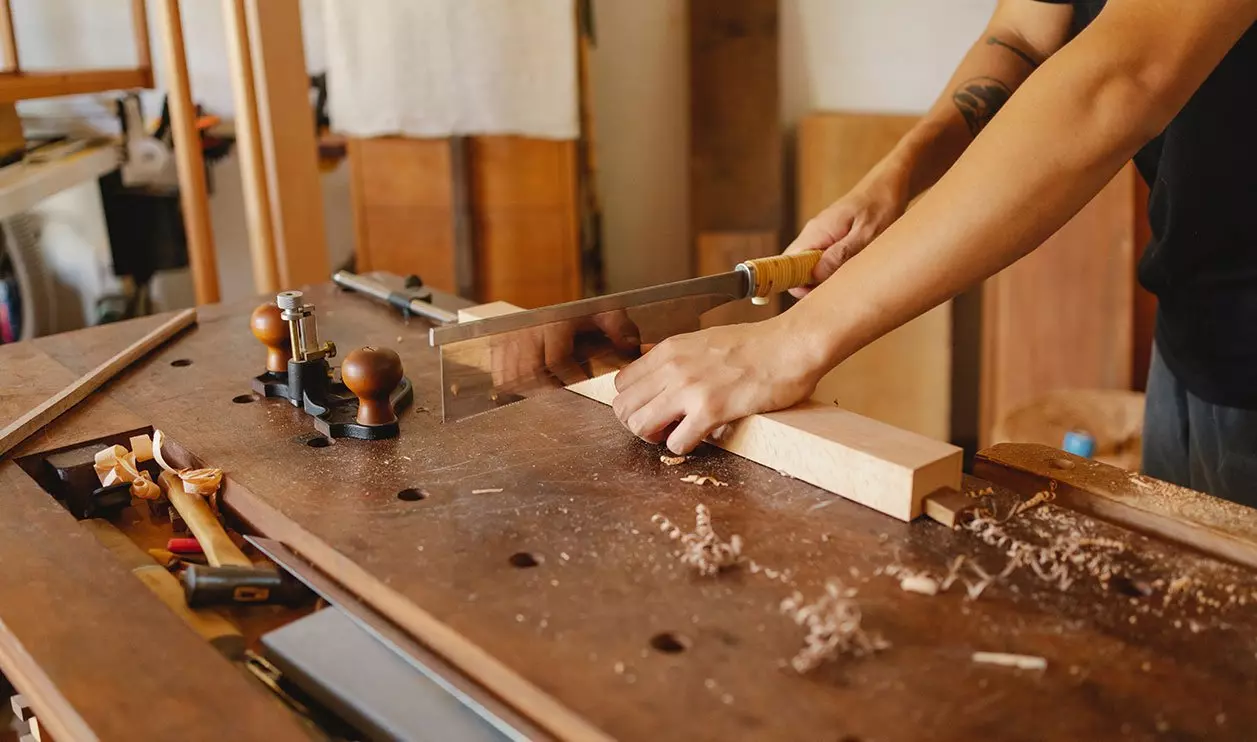 carpintero cortando Contabilidad para carpinteros